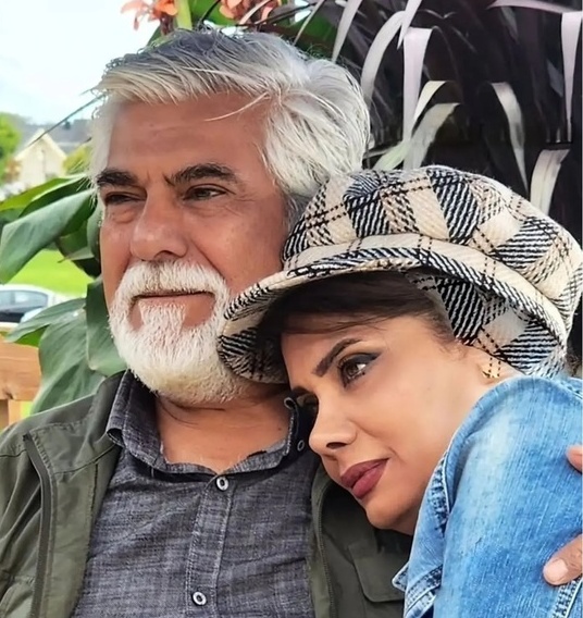 نگاهی به چیدمان منزل شاهانه و مجلل عاطفه رضوی و همسر هنرمندش، حسین پاکدل/ از مبلمان مدرن و گل و گیاه آپارتمانی تا شمعدان نقره و کتابخانه پر از کتاب…