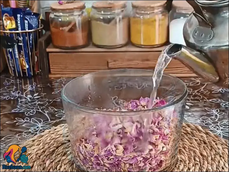 گلبرگ های تازه گل محمدی در حال دم کردن