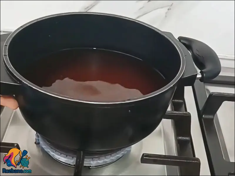 شربت گل محمدی در حال پخت روی حرارت