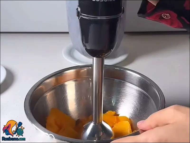 بستنی یخی میوه ای رنگارنگ با چند طعم مختلف