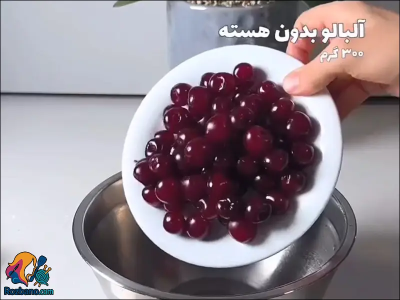 بستنی یخی میوه ای با طعم آلبالو