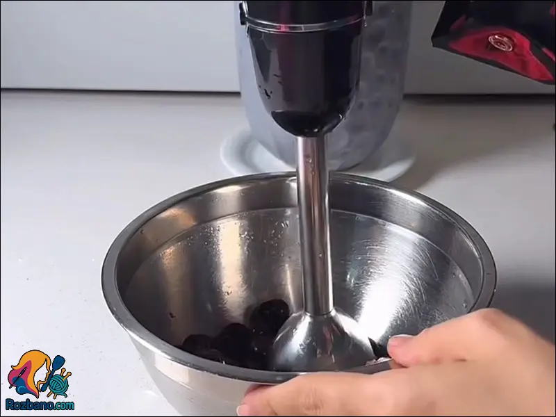بستنی یخی میوه ای آماده سرو در روز گرم تابستان