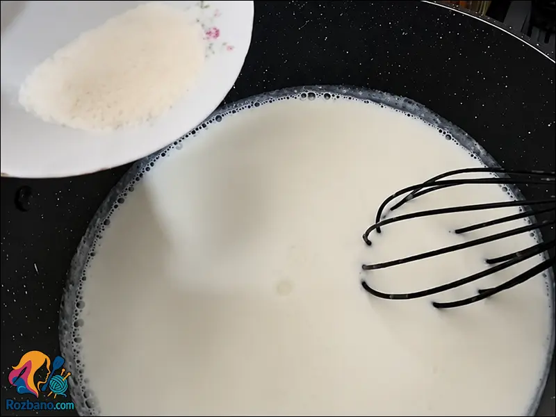 مرحله ترکیب شکر و ثعلب برای تهیه بستنی زعفرانی خانگی