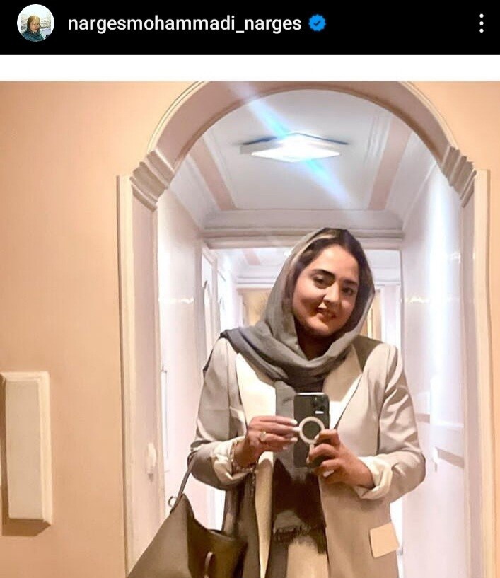چیدمان شیک مبلمان لاکچری و خوش رنگ خانه مدرن نرگس محمدی/ آینه کنسول سلطنتی، میز پیانو، گل و گیاه آپارتمانی خاص و گلدان عتیقه خانم بازیگر باسلیقه 👌 - 2024 10 18 104530