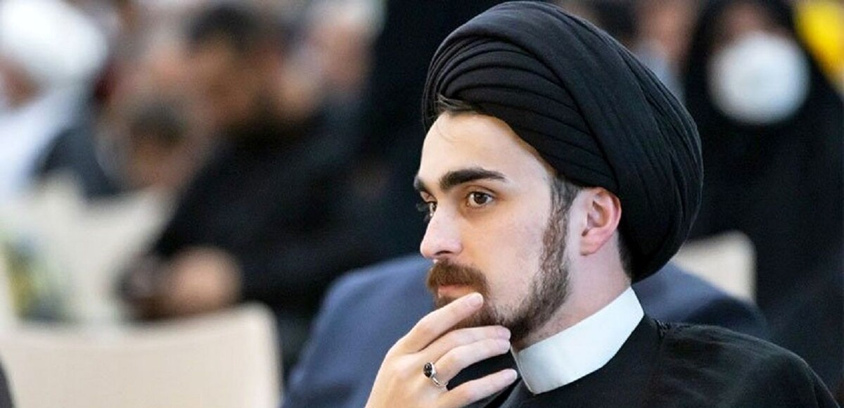 نگاهی به چیدمان زیبای طاقچه خانه سید احمد خمینی با آینه سنتی، قرآن و گل های رز/ چه سلیقه هنری خاص و متفاوتی+عکس