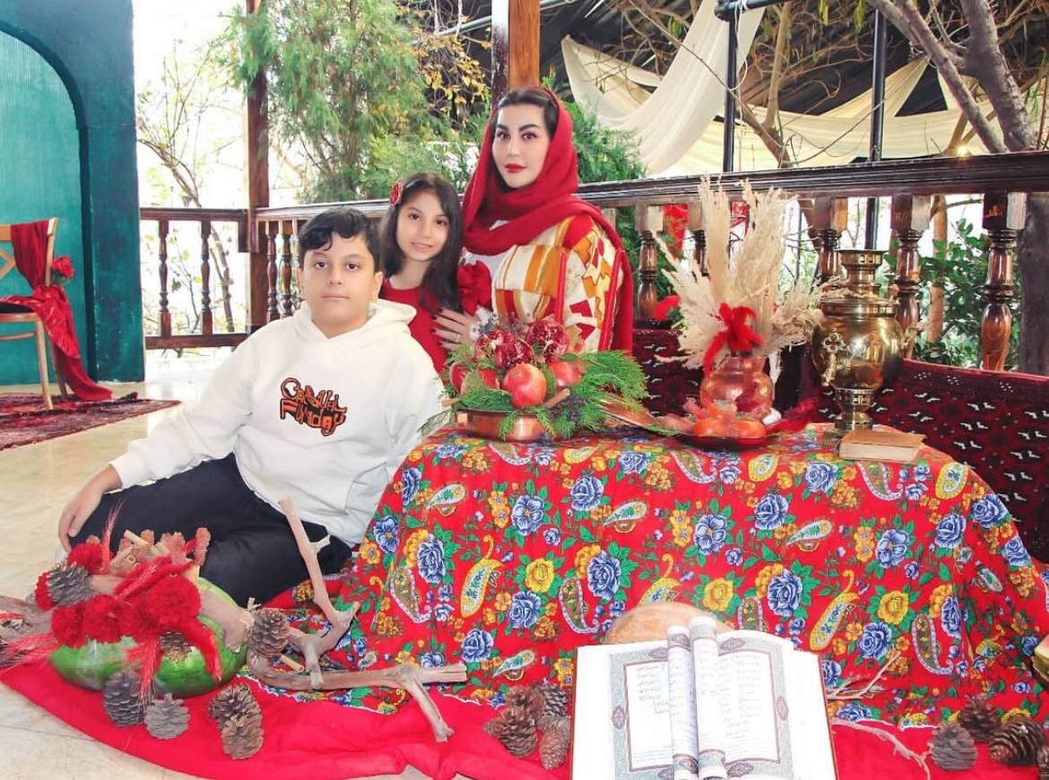 نگاهی به چیدمان شیک و زیبای میز شب یلدای اکرم بانو، همسر علیرضا بیرانوند در خانه لوکس و دلبازش؛ سلیقه بیستِ بیست👌 + عکس - 6148961