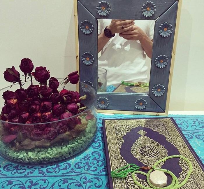نگاهی به چیدمان زیبای طاقچه خانه سید احمد خمینی با آینه سنتی، قرآن و گل های رز/ چه سلیقه هنری خاص و متفاوتی+عکس - capture1 1