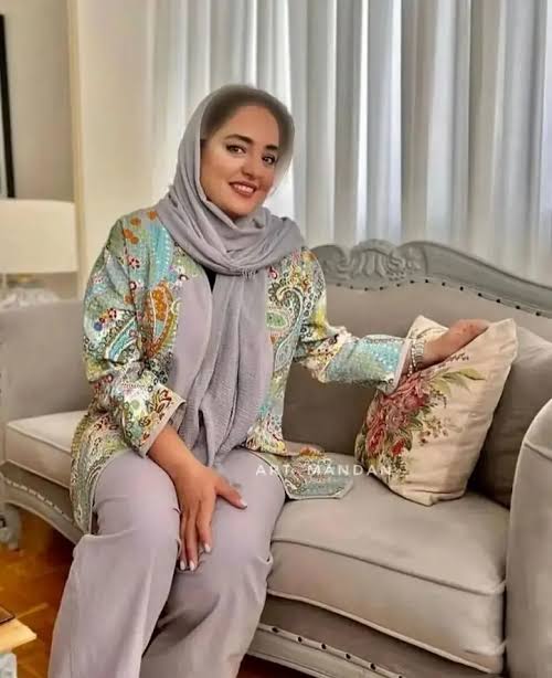 چیدمان شیک مبلمان لاکچری و خوش رنگ خانه مدرن نرگس محمدی/ آینه کنسول سلطنتی، میز پیانو، گل و گیاه آپارتمانی خاص و گلدان عتیقه خانم بازیگر باسلیقه 👌 - images 15 6 1