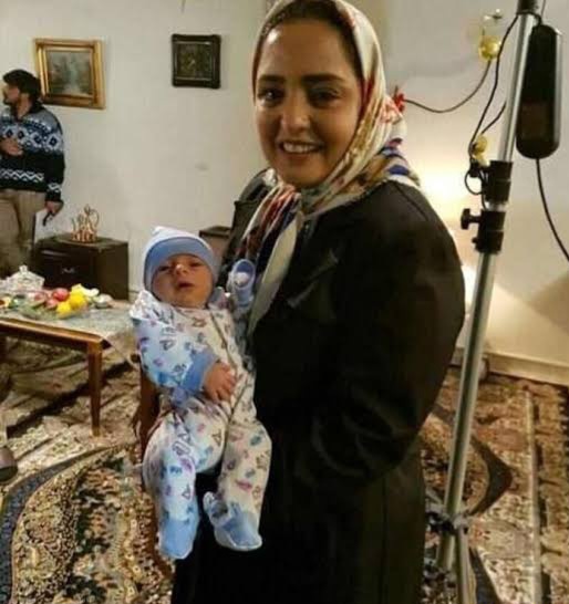 چیدمان شیک مبلمان لاکچری و خوش رنگ خانه مدرن نرگس محمدی/ آینه کنسول سلطنتی، میز پیانو، گل و گیاه آپارتمانی خاص و گلدان عتیقه خانم بازیگر باسلیقه 👌 - images 15 9 1