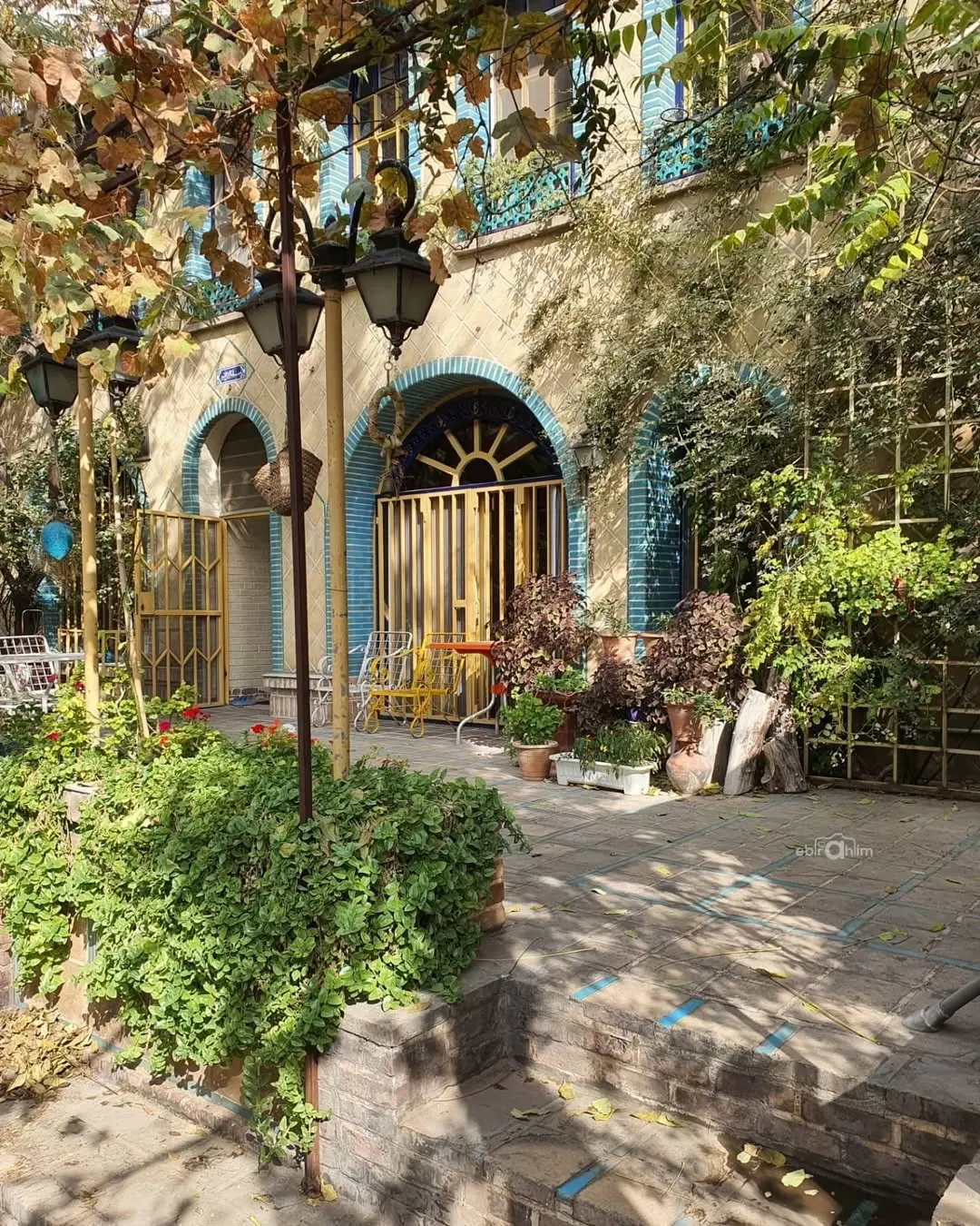 عکس ها / نگاهی به معماری و چیدمان تاریخی خانه اقبال واحدی مجری محبوب صدا و سیما / از حیاط قدیمی تا مبلمان و فرش های اصیل ایرانی و چشم نواز - اقبالواحدی 2