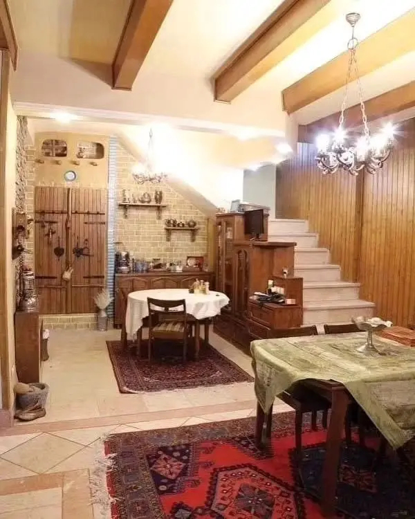 عکس ها / نگاهی به معماری و چیدمان تاریخی خانه اقبال واحدی مجری محبوب صدا و سیما / از حیاط قدیمی تا مبلمان و فرش های اصیل ایرانی و چشم نواز - اقبالواحدی 5