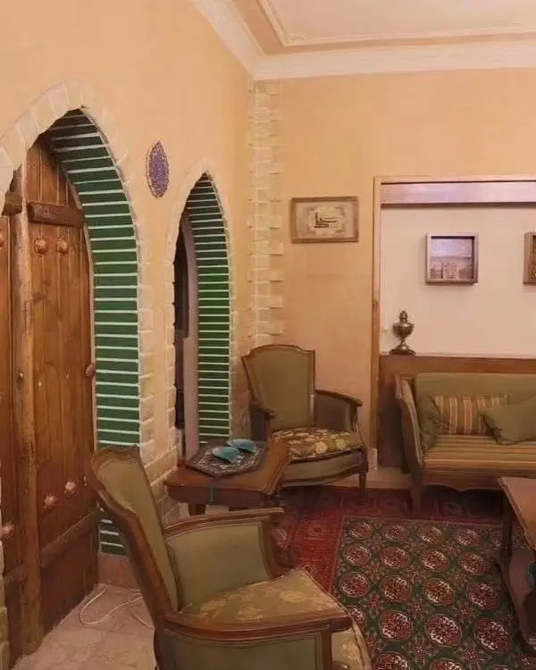 عکس ها / نگاهی به معماری و چیدمان تاریخی خانه اقبال واحدی مجری محبوب صدا و سیما / از حیاط قدیمی تا مبلمان و فرش های اصیل ایرانی و چشم نواز - اقبالواحدی 7