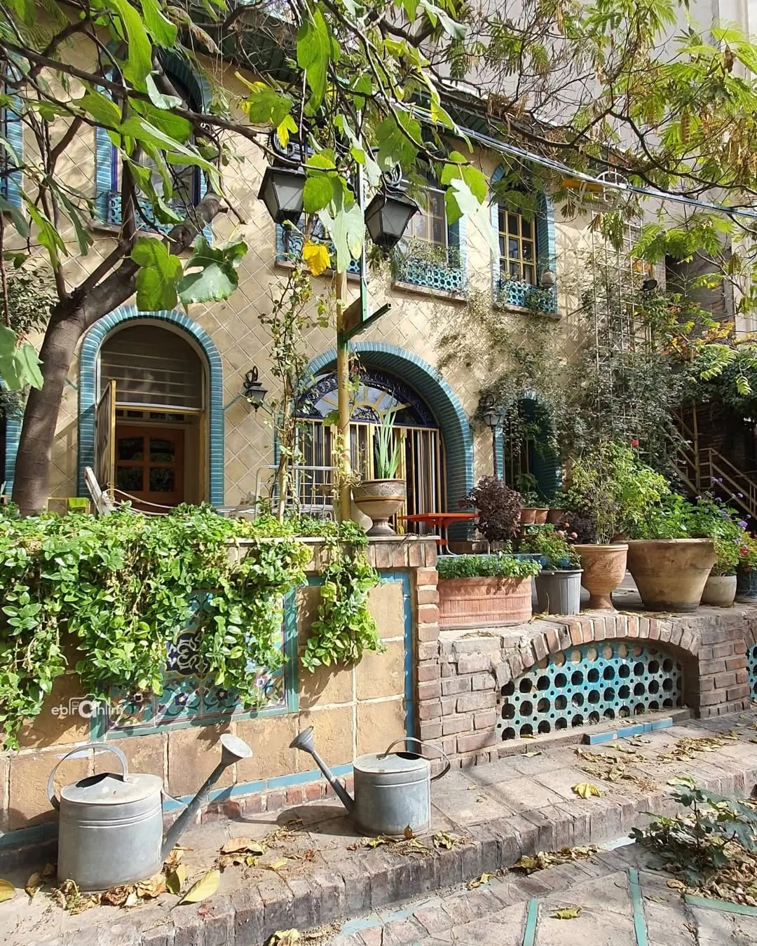 عکس ها / نگاهی به معماری و چیدمان تاریخی خانه اقبال واحدی مجری محبوب صدا و سیما / از حیاط قدیمی تا مبلمان و فرش های اصیل ایرانی و چشم نواز - اقبالواحدی