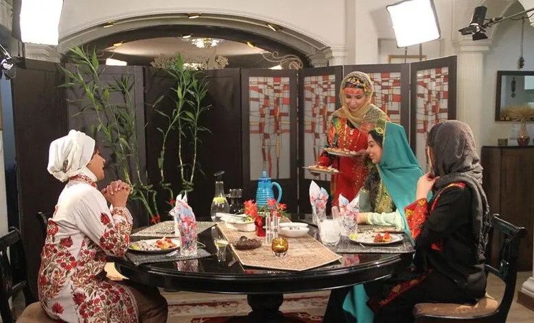 نگاهی به چیدمان لوکس منزل شاهانه شبنم قلی خانی؛ از مبلمان سلطنتی طلایی با پارچه ابریشم تادیوارکوب های کلاسیک و خاص و شمعدان بلوری - شبنمقلیخانی sham irani