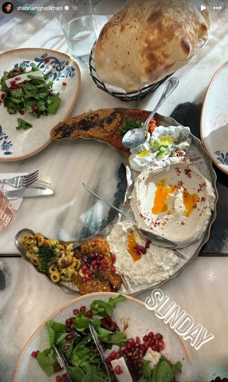نگاهی به چیدمان لوکس منزل شاهانه شبنم قلی خانی؛ از مبلمان سلطنتی طلایی با پارچه ابریشم تادیوارکوب های کلاسیک و خاص و شمعدان بلوری - شبنمقلیخانی