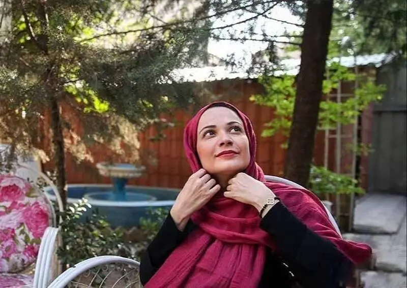 نگاهی به دکوراسیون مجلل منزل نسرین نصرتی؛ از حوض آبی و گل های رنگارنگ تا چیدمان سنتی و وسایل دکوراتیو دلنشین + عکس - نسریننصرتی 3