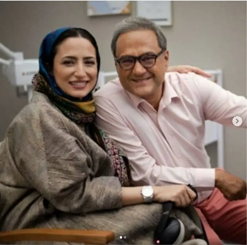 نگاهی به چیدمان منزل ۴۰۰ متری نگار جواهریان و رامبد جوان با وسایل نوردخت/ کفپوش چوبی ،مبلمان مدرن سبزرنگ و پنجره قدی با ویو ابدی - نگارجواهریان 1