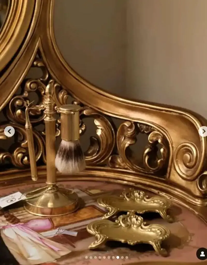 نگاهی به دکوراسیون ویلا شاهانه پژمان جمشیدی؛ از مبلمان کلاسیک چوبی تا آیینه و شعمدان برنزی و فنجان های طلاکوب - پژمانجمشیدی 2