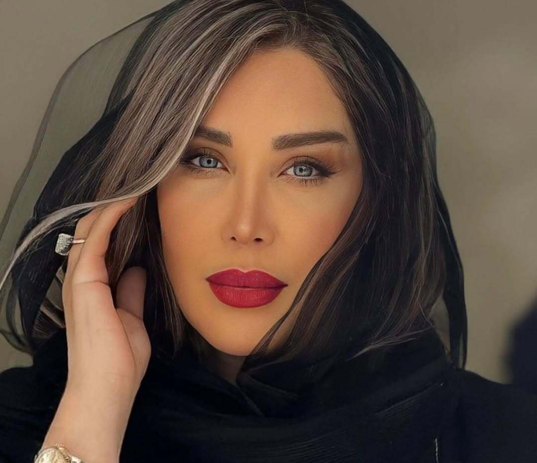 تلاقی درخشش و سادگی؛ اکسسوری‌های نقره‌ای چگونه استایل تمام‌مشکی سارا منجزی را نجات دادند؟+عکس