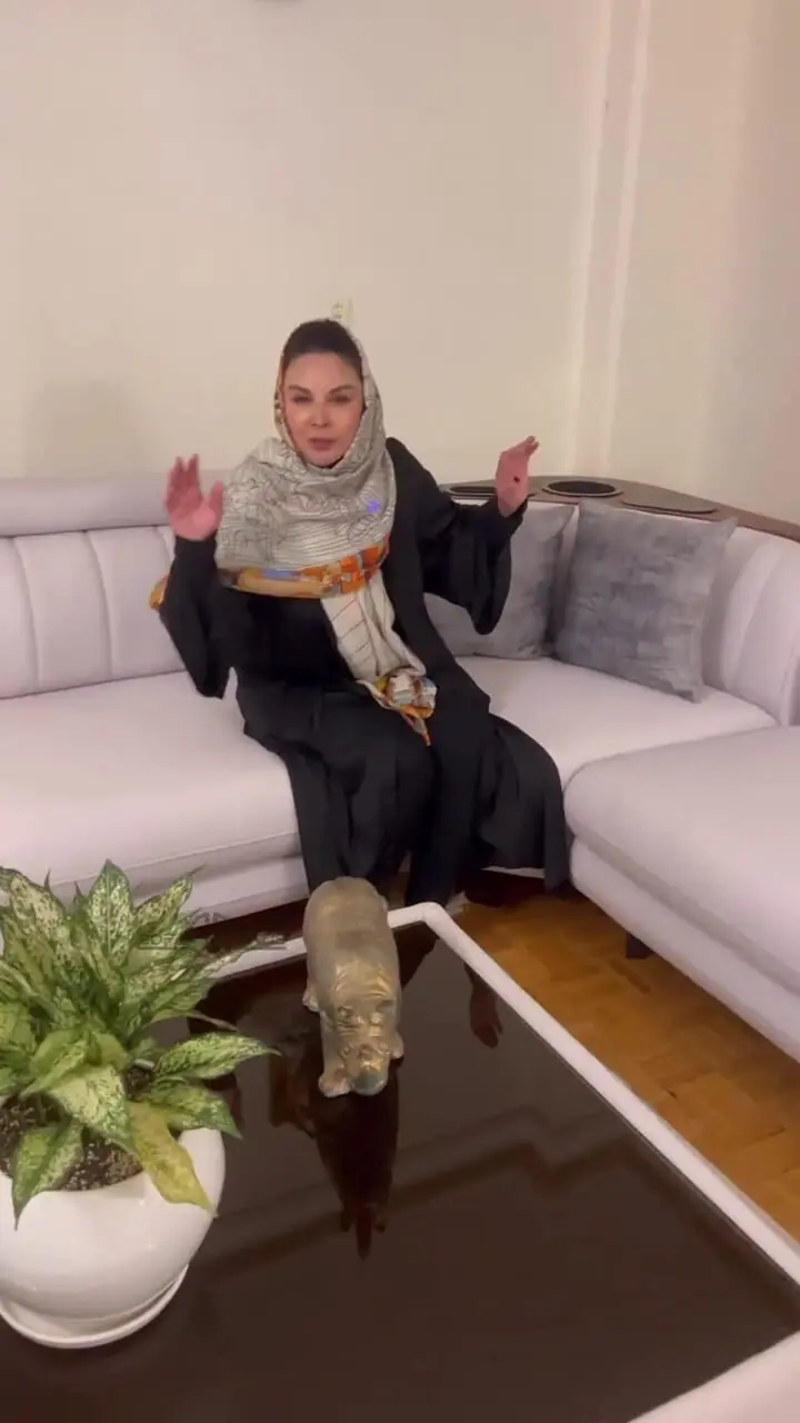 نگاهی به چیدمان منزل هنری و ایرانی پسند «شهره سلطانی» و همسر هنرمندش / از مبلمان فوق لاکچری و فرش های اصیل ایرانی تا پرده های اعیانی - 18d36025e7c 459735