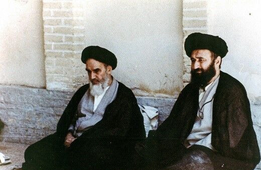 نگاهی به حیاط بسیار ساده و بدون تجملات خانه مصطفی خمینی، پسر ارشد امام خمینی؛ منزلی با بافت قدیمی و سنتی