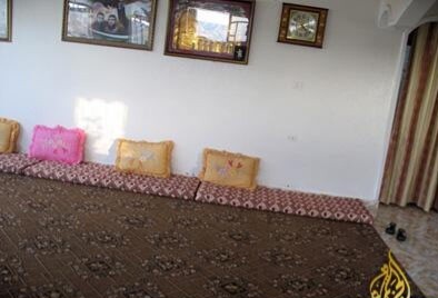 نگاهی به خانه ساده و بدون زرق و برق شهید اسماعیل هنیه با رونمایی از عکس فرزندان شهیدش روی دیوار+عکس/فرش ماشینی هال و پذیرایی با چینش مرتب بالشت های رنگی - 61160 363