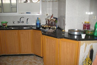 نگاهی به خانه ساده و بدون زرق و برق شهید اسماعیل هنیه با رونمایی از عکس فرزندان شهیدش روی دیوار+عکس/فرش ماشینی هال و پذیرایی با چینش مرتب بالشت های رنگی - 61161 244