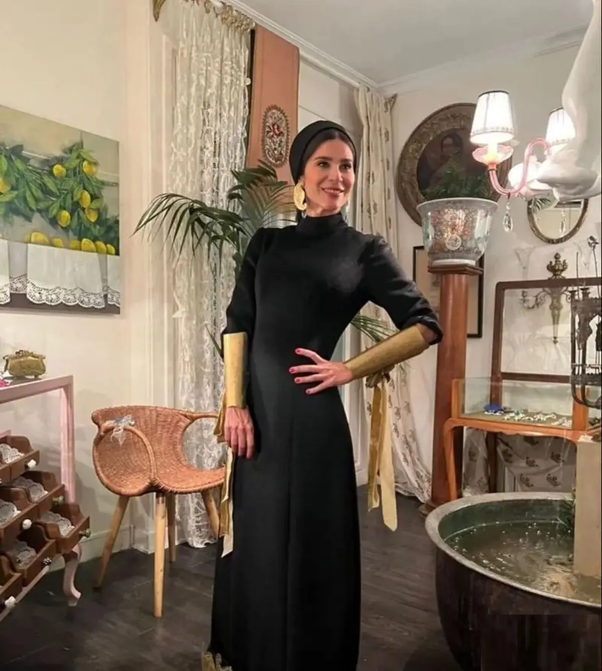 نگاهی به چیدمان منزل شاهانه سحر دولتشاهی؛ از حیاط درندشت تا پیانو کلاسیک و معماری بی نظیر + عکس - 787265 5c2728716ce18412dd6376118a429506