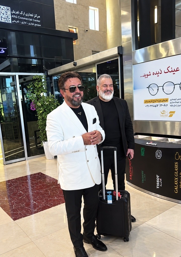 سجده احساسی بیژن مرتضوی پای پله‌های هواپیما؛ خواننده محبوب پس از ورود به ایران خاک وطن را بوسید! + ویدیوی لحظه‌ای که خبرساز شد