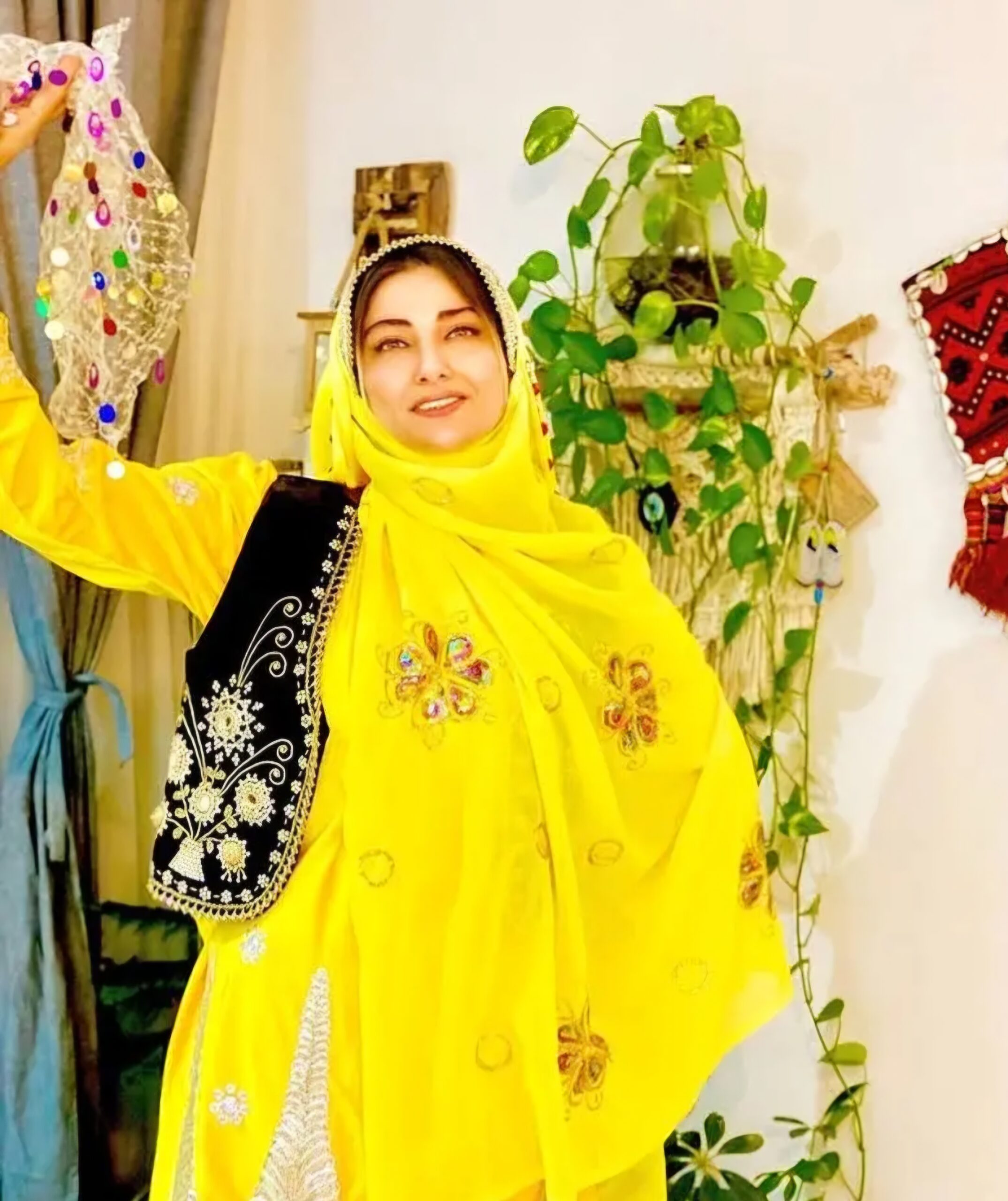 نگاهی به چیدمان خانه محیا دهقانی / از فرش درختی تا آینه کنسول سلطنتی - D985D8ADDB8CD8A7D8AFD987D982D8A7D986DB8C 4 scaled