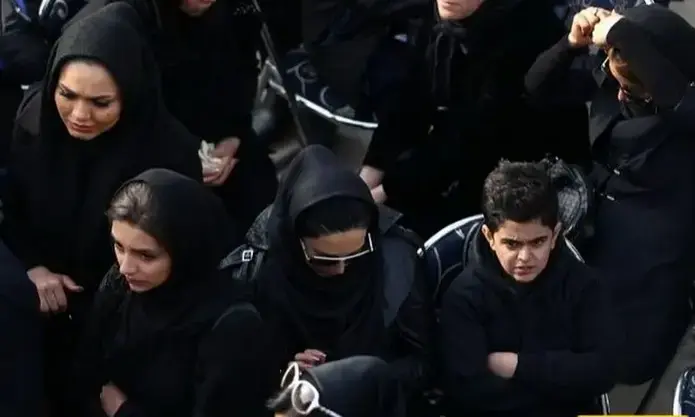 سفر در زمان؛ نگاهی به تیپ و استایل بازیگران زن و مرد در تشییع مرتضی پاشایی ۱۲ سال پیش - Rn6Tjl3Rv6eD