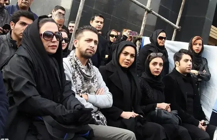 سفر در زمان؛ نگاهی به تیپ و استایل بازیگران زن و مرد در تشییع مرتضی پاشایی ۱۲ سال پیش - Ygu9sjDfdVQq