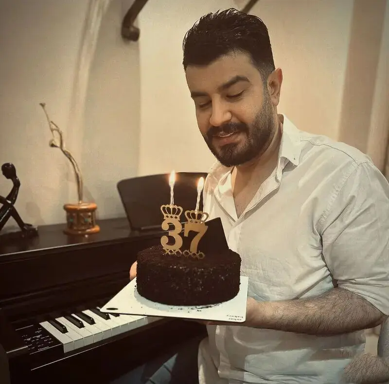نگاهی به خانه پیمان طالبی؛ پیانو و اکسسوری‌های هنری در یک قاب - YzOOVzOwYjV5