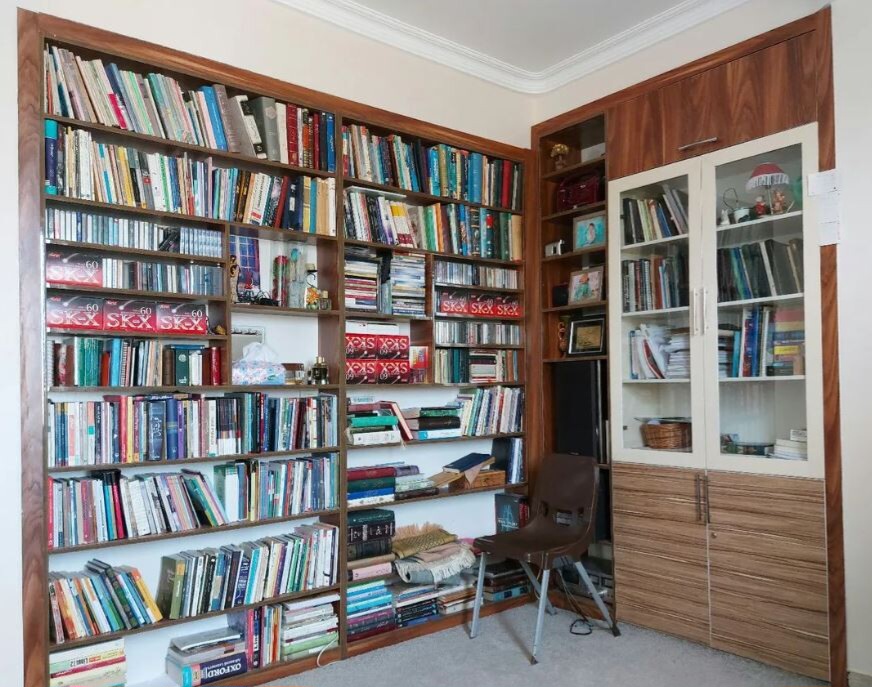 نگاهی به اتاق مطالعه و قفسه های پُر کتابخانه پسر ارشد مسعود پزشکیان/ صندلی پلاستیکی ساده، نوار کاست ها و جانمازی مخمل جلب توجه کرد+عکس - capture