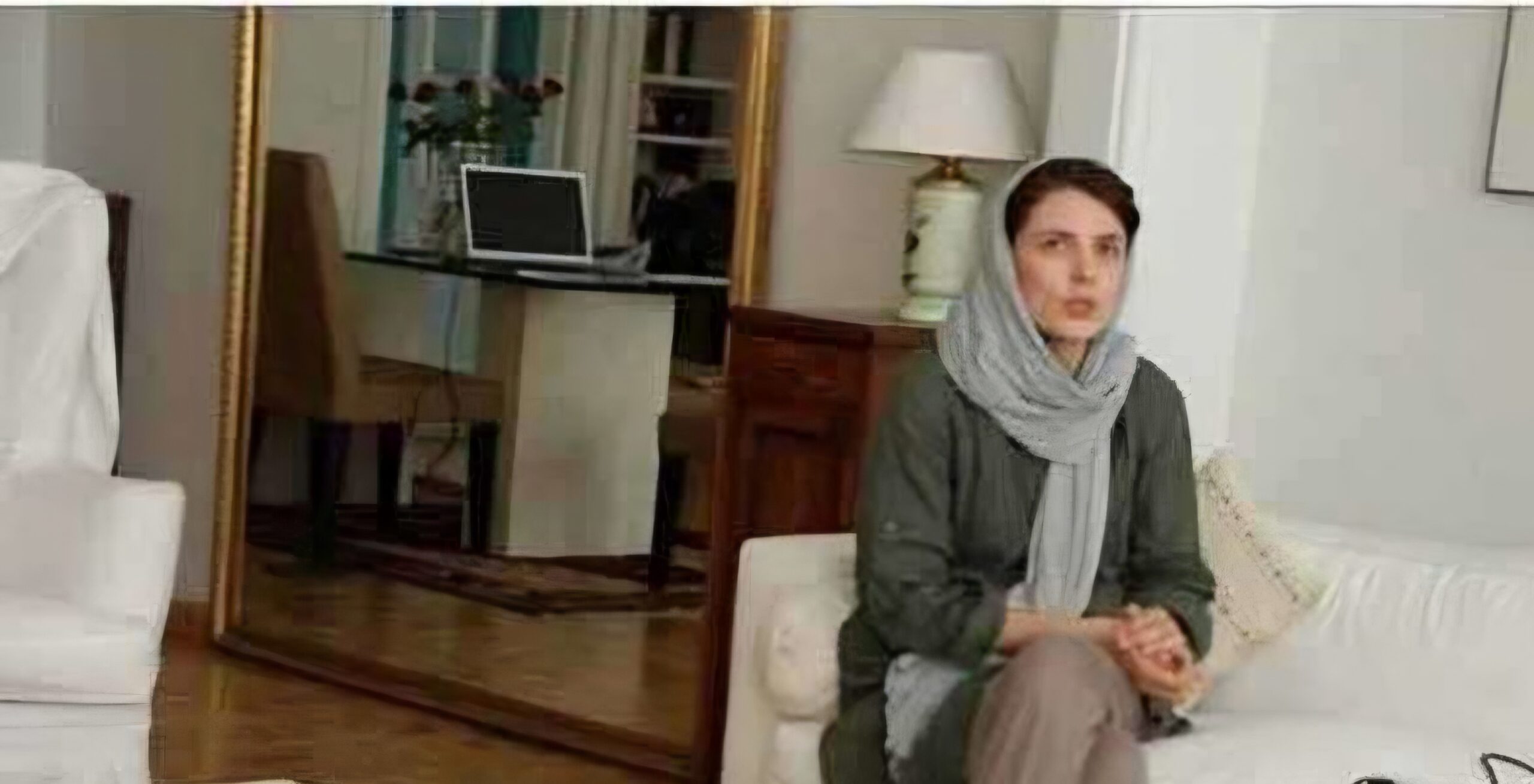 عکس ها / نگاهی به زیباترین چیدمان ایرانی و دکوراسیون باشکوه در خانه لیلا حاتمی / خانه ای درندشت با مبلمانی خوشرنگ و نقاشی دیواره های مینیاتوری آباژور و میز کار زیبا - file 1 1 scaled