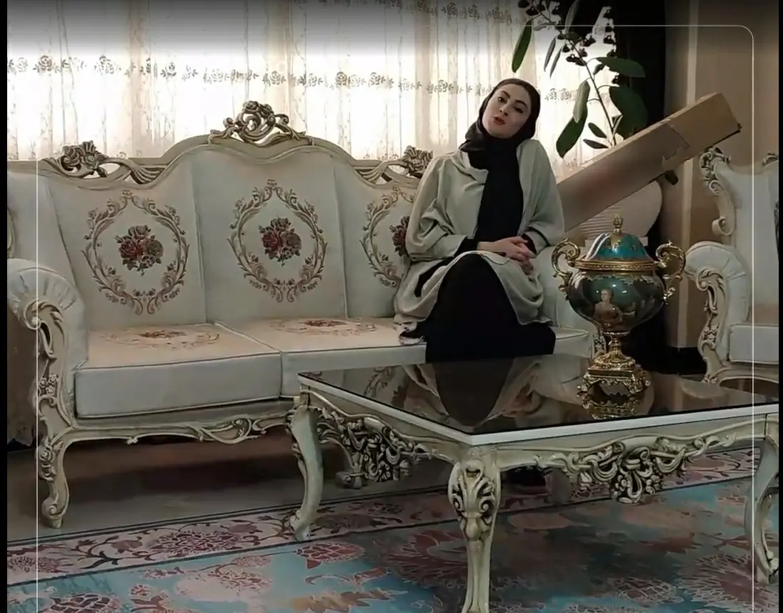 نگاهی به چیدمان منزل شاهانه و مجلل مریم مومن؛ از مبلمان کلاسیک تا فرش ایرانی - file 16