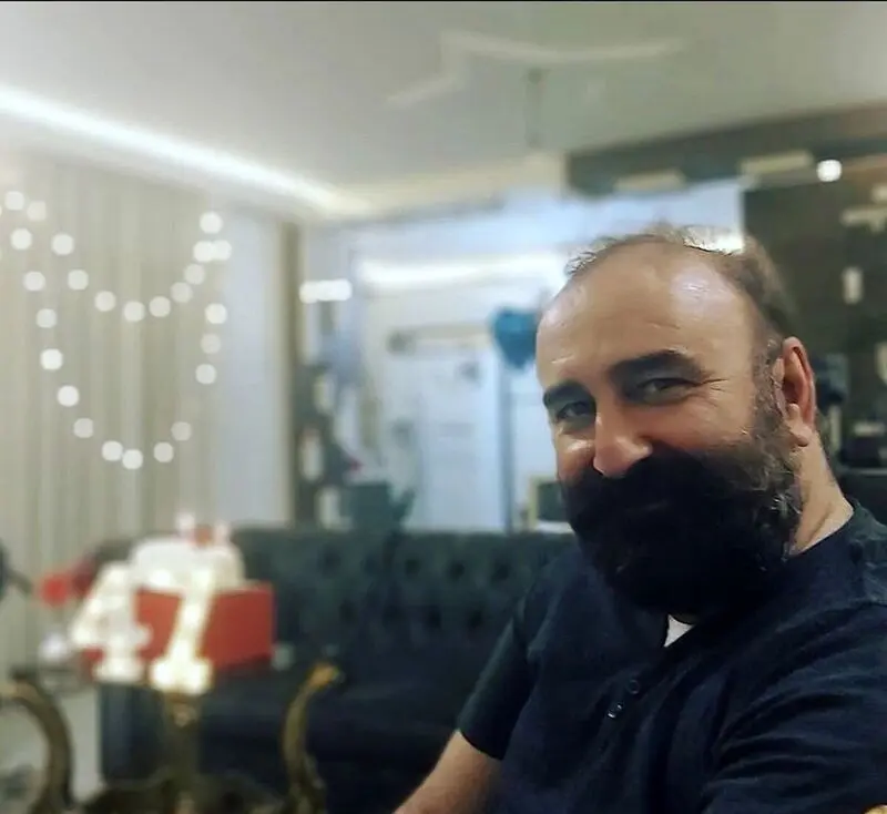 نگاهی به دکوراسیون ساده و شیک منزل «بهبود پایتخت»؛ از مبلمان مجلل تا پرده های باشکوه و نورپردازی های دلنشین + عکس - file 2 2