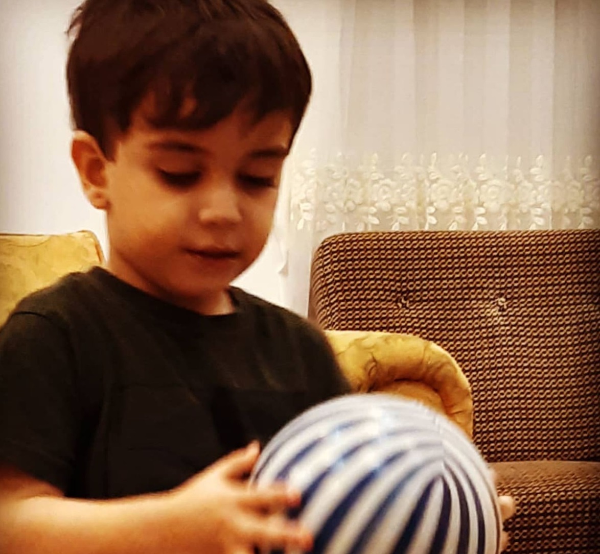 نگاهی به دکوراسیون منزل سحر امامی، مجری صدا و سیما؛ از مبلمانی ساده، لوستر ، پردههای معمولی و تابلو دیواریِ هنریِ منزل شیر زن ایرانی... - file 4 3
