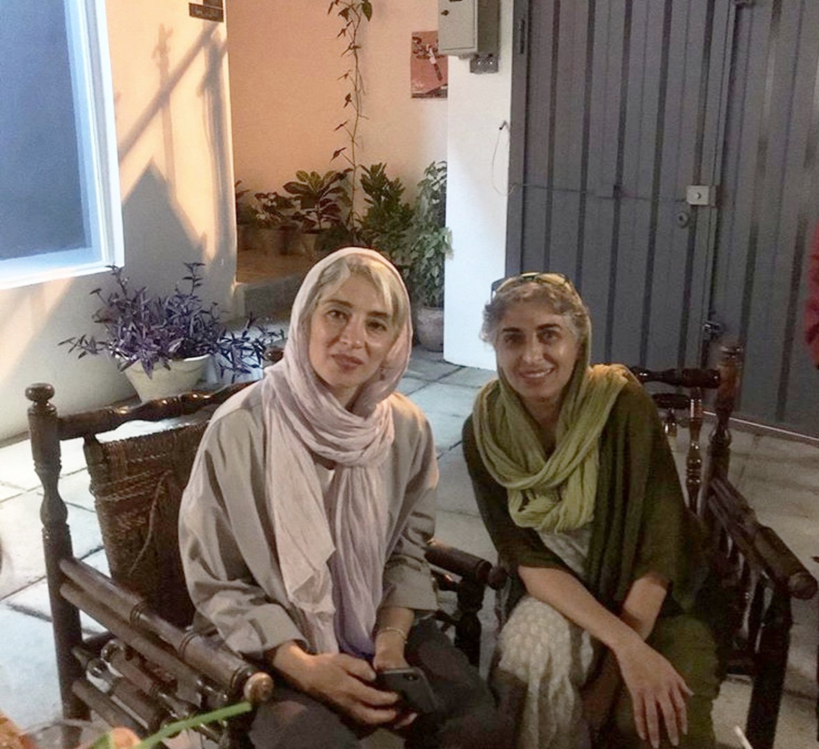 نگاهی به خونه زندگی اصیل، مدرن و هنری پانتهآ پناهیها «همای دلسوز سریال تاسیان»/ آباژور ایستاده، طاقچه چوبی، مبلمان لاجوردی، کندهکاری اصیل روی لوازم چوبی و... - image 14