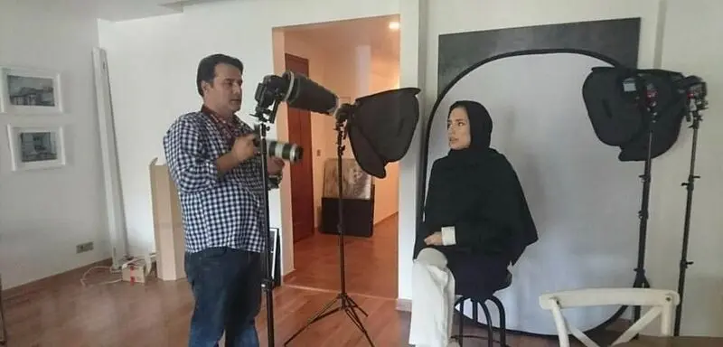 نگاهی به چیدمان منزل ۴۰۰ متری نگار جواهریان و رامبد جوان با وسایل نوردخت/ کفپوش چوبی ،مبلمان مدرن سبزرنگ و پنجره قدی با ویو ابدی - image 1770715862108 1