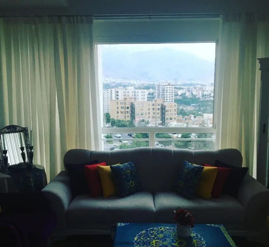 نگاهی به چیدمان منزل آزاده نامداری شبی که اجل امانش را برید/ میز عزای مجری محبوب مزین به ترمه و شمع سیاه، درخشش نقره جات و عناصر سنتی اسلیمی در چیدمان منزل آزاده نامداری+عکس - image 4 1
