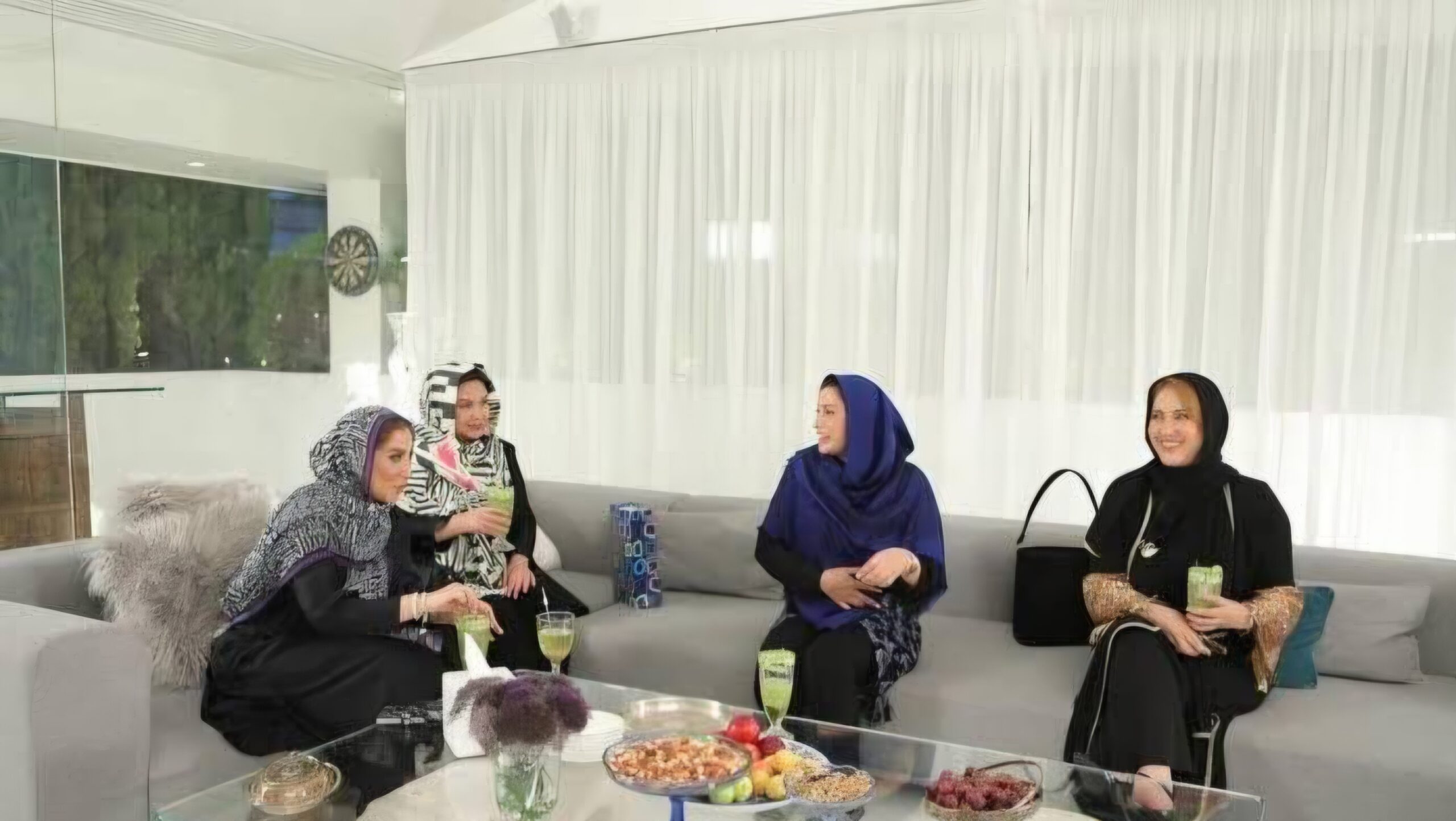 نگاهی به چیدمان منزل هنری و ایرانی پسند «شهره سلطانی» و همسر هنرمندش / از مبلمان فوق لاکچری و فرش های اصیل ایرانی تا پرده های اعیانی - images 1 1 scaled