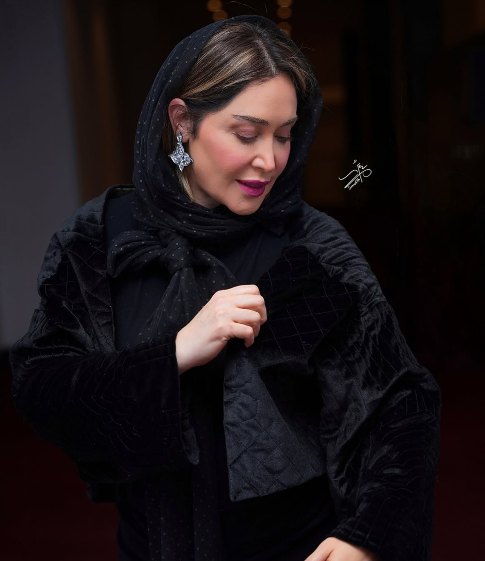 تلاقی درخشش و سادگی؛ اکسسوریهای نقرهای چگونه استایل تماممشکی سارا منجزی را نجات دادند؟+عکس - psht shnh teatr akstral aarsh dr saln roial hal as 1
